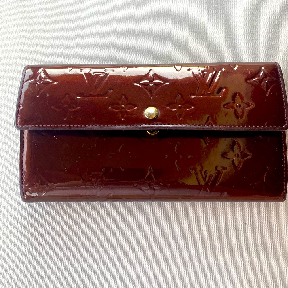 Authentic Louis Vuitton monogram Vernis Sarah wallet
